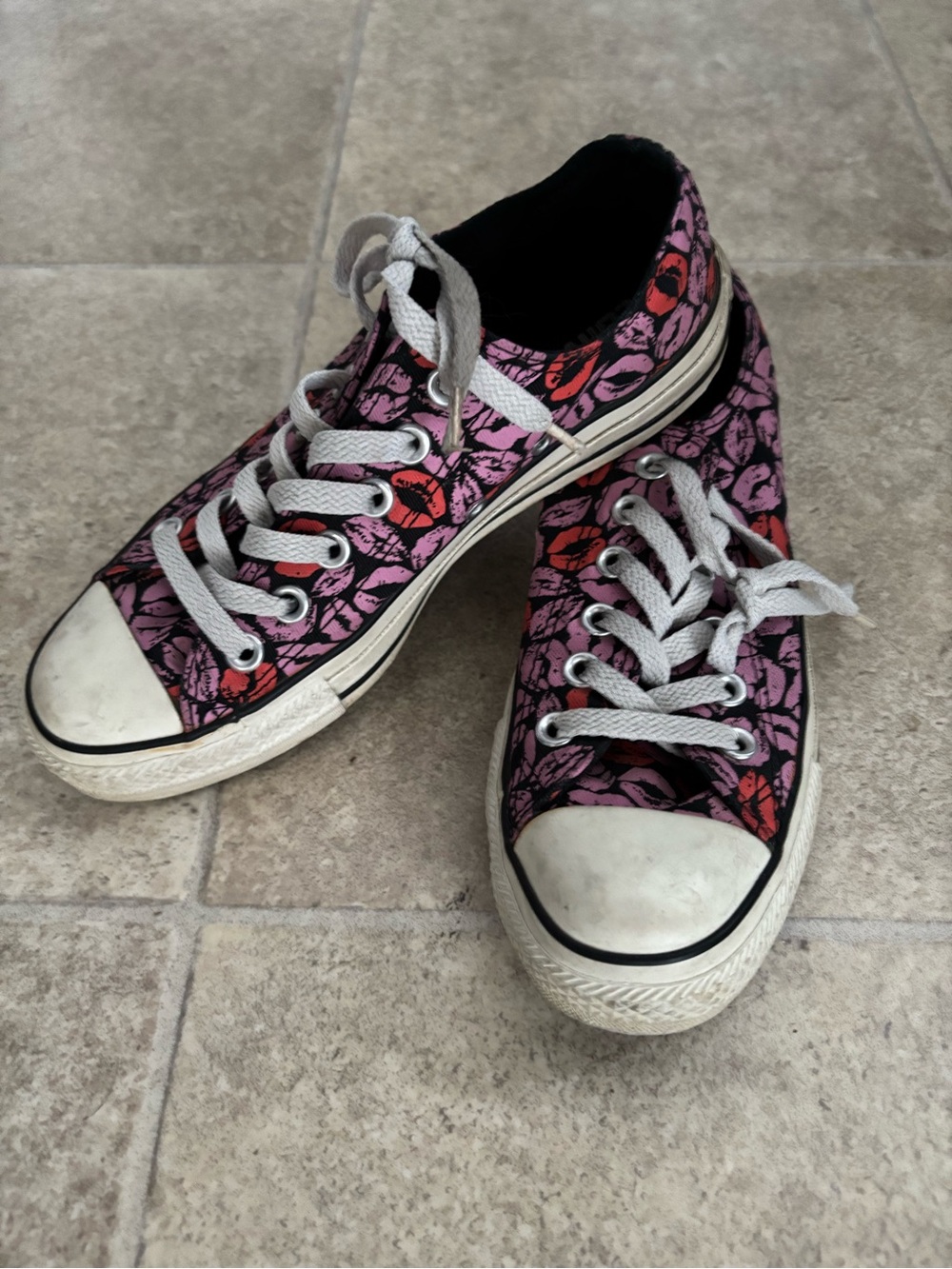 Rare Converse chuck taylor Low-Top Lace-Up Sneakers kiss lip print size 7